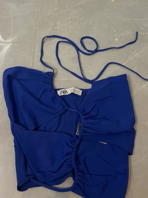 Blå croppad topp från Zara - Trendig blå croppad topp från Zara med snörning .