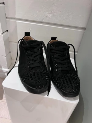Louboutin - Säljer dessa loubs skorna då jag har tappat intresset på dem och söker andra skor, då jag är på för ett byte 44/43 storlek och såklart kan priset även diskuteras. Allt är bra med dem och kvaliten är bra förutom att de är ett par spikar som saknas då man kan köpa såna billigt då jag bara inte har lusten för att göra det. Låda kommer med