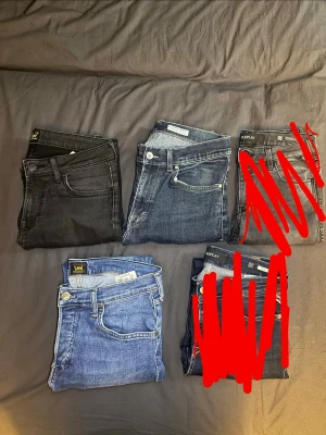 3 pars jeans bundle - säljer tre par jeans i bulk men även styck. 2 par lee jeans och ett par Tiger of sweden🤩 Storlekarna är W32, W30, W30🔥 inga fel på nån av jeansen.  hör av dig vid funderingar samt snabbaffär🙌🏻
