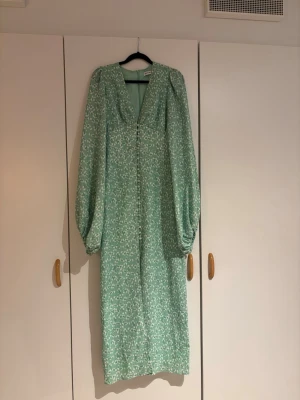 Adoore klänning - Säljer min Adoore klänning då den är för liten för mig! Den säljs inte längre då den är från sommaren 24 kollektion. Använd 1 gång❤️