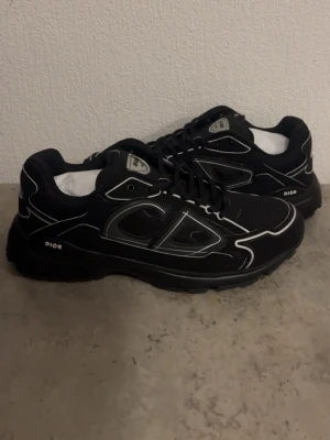 Dior B30 - Storlek 42. Pris kan diskuteras vid snabbäffar