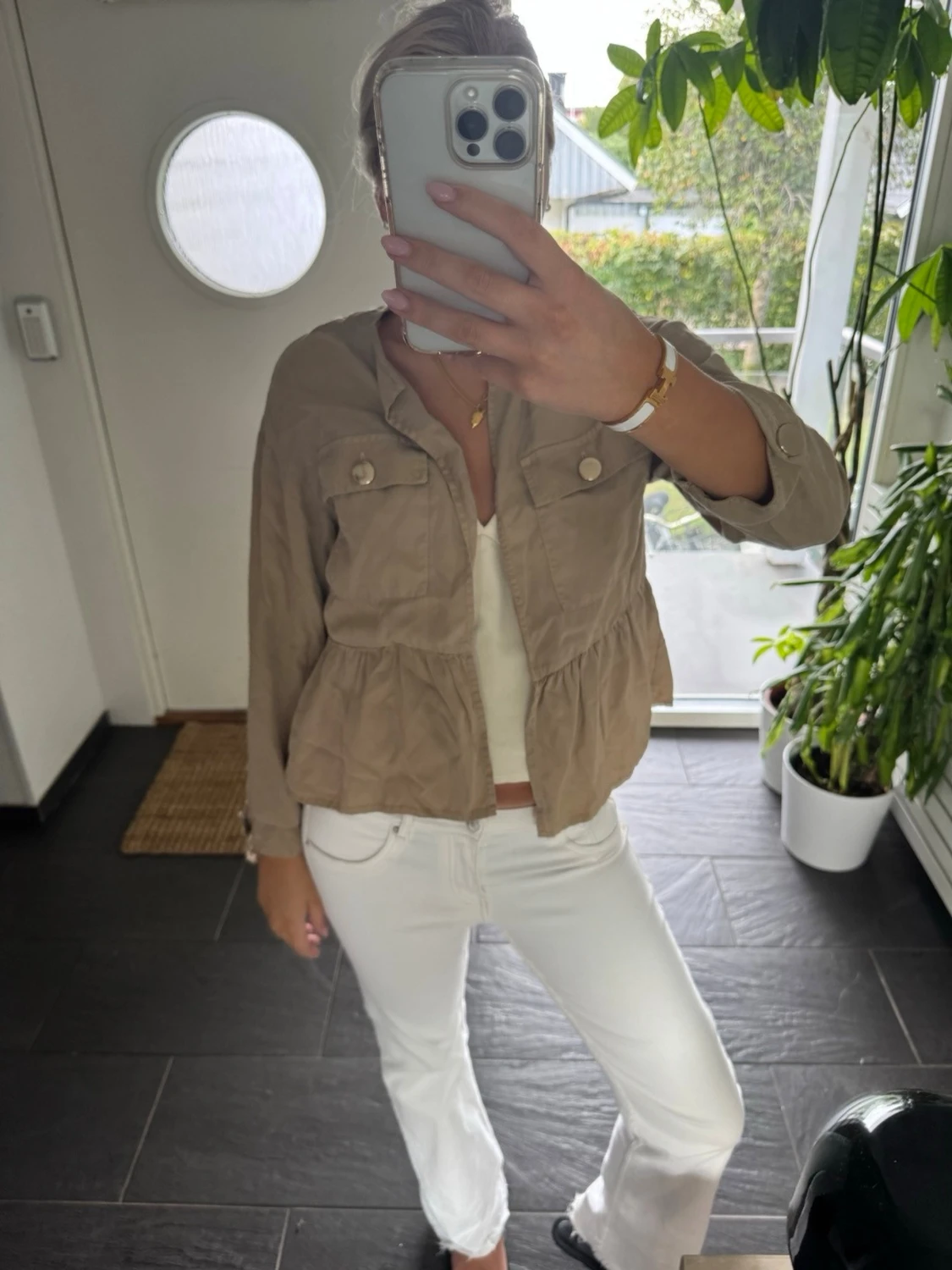 Beige overshirt med volangdetalj - 2