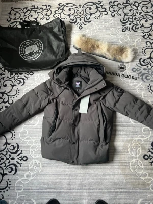 Wyndham parka - - använd fåtal gånger. - Fräsch och mycket fin. - 10/10 Kvalité.  - Allt i bilden medföljer. - Vit varg päls.