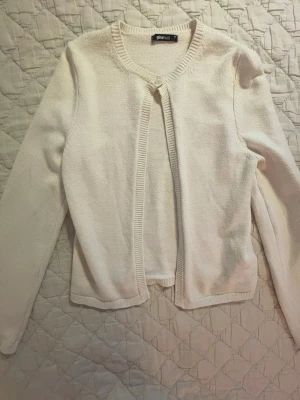 Vit kofta - Vit kofta från Gina Tricot. Storlek: XS.