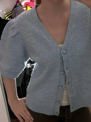 Ljusblå stickad kofta - Söt ljusblå stickad kofta. Helt oanvänd. Strl XL men passar perfekt för mig som vanligtvis har S.