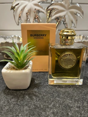 Burberry Goddess Edp - ✨ säljer Burberry Goddess – Helt ny! ✨ Elegant och feminin doft med vanilj 🍦, lavende  – perfekt till vardag och fest! 🍮🎃
