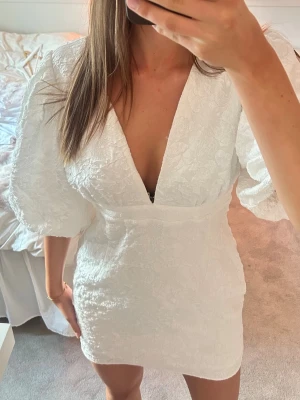 Vit klänning  - Kort vit klänning med puffiga ärmar från Showpo. Den är i storlek 40. Nyskick. Nypris: 960kr utan frakt och tull🫐🍓