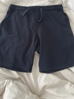 Mörkblå shorts med snörning - Säljer ett par mörkblå shorts