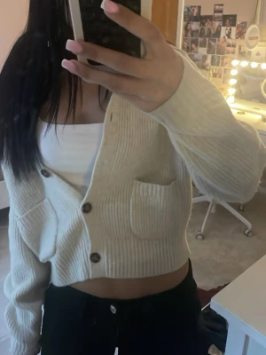 Beige kofta från uniqlo - Har använt ett par gånger. I storlek S