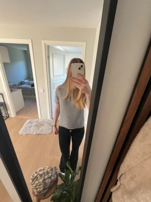 Grå basic t-shirt i bomull - En superfinal stickad T-shirt från Zara i storlek S. Endast använd 1 gång och därav i ett jättebra skick. Jätteskön och bekvämt! 