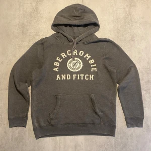 Abercrombie & Fitch hoodie - Jag Säljer en fet Abercrombie & Fitch hoodie| skicket på tröjan är bra 8/10  | storlek L | ny pris 2000: mitt pris är 499 | skriv vid frågor och funderingar  