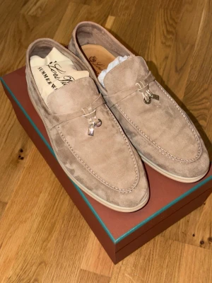 Loro Piana summer walks - Loro Piana summer walks i strl 44 (passar 43 också). Säljer då jag köpte dessa inför ett bröllop och har inte använt dem sen dess - alltså i nyskick. Kvitto finns ej, därav priset. Fraktar helst via plick men möts även upp (Stockholm). 