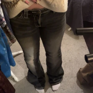 Svarta bootcut jeans - Snygga svarta bootcut jeans med ljusa slitningar framtill. säljer för de är för långa (de är i tall) (är 156cm) och andvänds knappt 💕