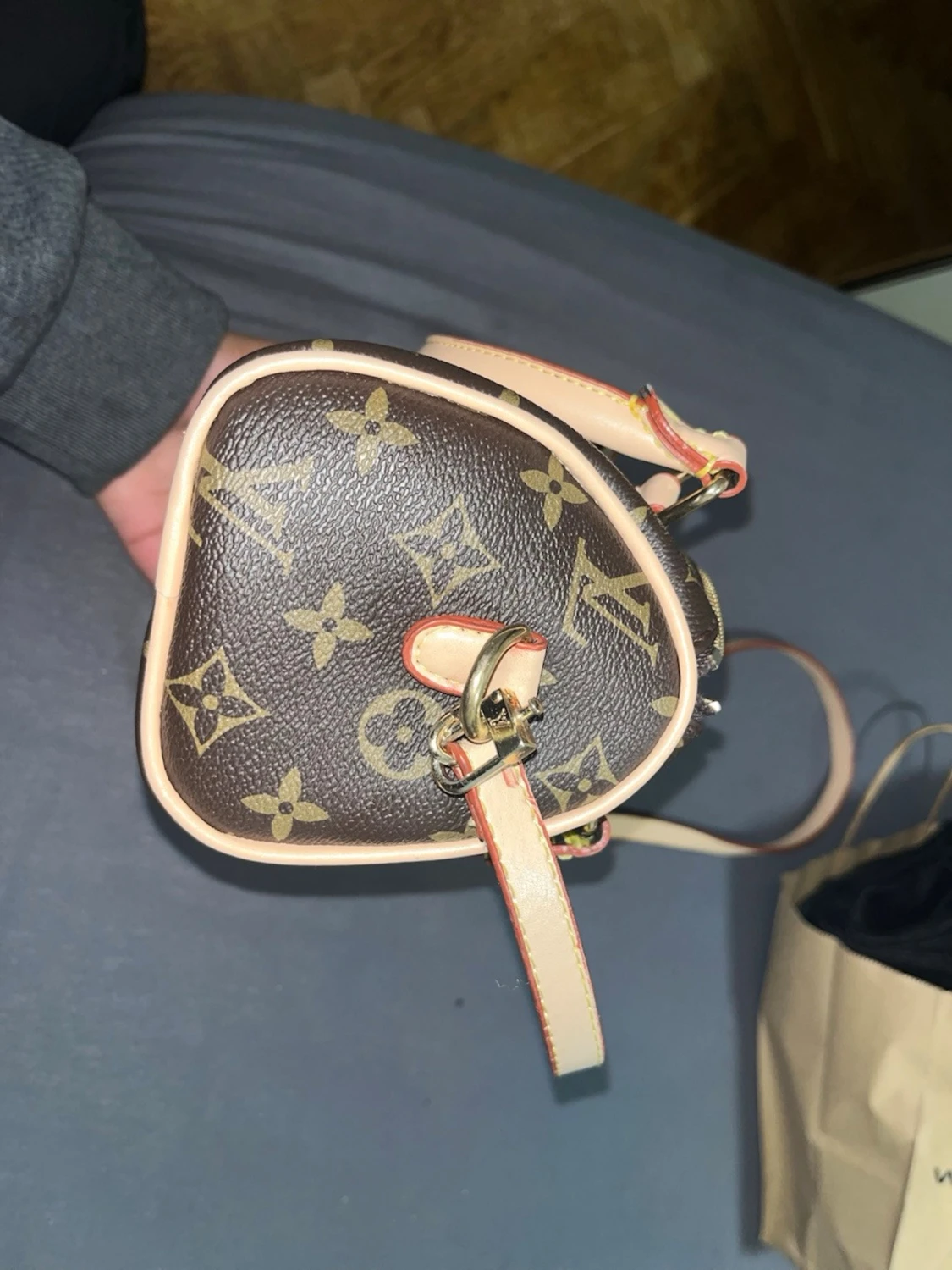 Louis Vuitton Monogram Mini Handväska fake! - 4
