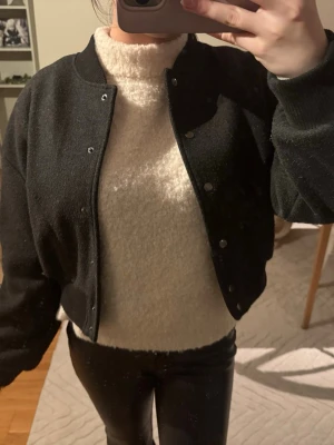 Grå jacka/tjockare kofta från Zara - Svart/grå jacka från Zara som passar perfekt till våren och passar till nästan allt. Har ej använt så mycket😁