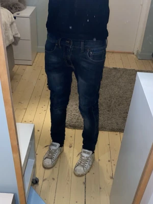 Mörkblå Levi's jeans skinny/slim - Säljer ett par mörkblå 510 Levi's jeans i slim/skinny fit-modell . Klassisk femficksdesign med snygga slitningar och kontrastsömmar. Jeansen har en röd Levi's-tag på bakfickan och är tillverkade i mjukt denimtyg som sitter riktigt snyggt och skönt hela dagen. W27 (35 cm) l30 (91 cm). Kontakta för minsta fundering!💯😁
