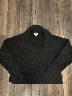 Mörkgrå stickad tröja  - Mysig mörkgrå stickad tröja från Monkl med krage och v-ringad hals.