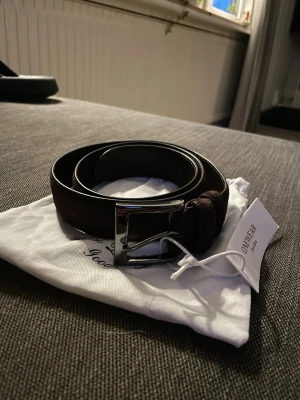 Mörkbrunt skärp i mocka  - Snyggt mörkbrunt skärp i mocka