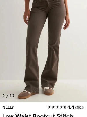 Bruna bootcut jeans från Nelly - Snygga bruna bootcut jeans från Nelly med låg midja och klassiska fem fickor. Jeansen har dekorativa sömmar på bakfickorna och är tillverkade i ett stretchigt denimtyg för en bekväm passform. Perfekta för en trendig och avslappnad look.Skriv för fler bilder