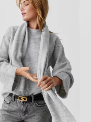 stickad - En mjuk och bred ljusgrå stickad halsduk i klassisk design. Perfekt att svepa runt halsen för extra värme och stil. Materialet ser ut att vara ull eller en ullblandning, vilket ger en skön och varm känsla. Passar till många olika outfits och är enkel att matcha.