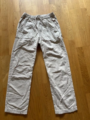 Beiga linnebyxor  - Säljer ett par beiga linnebyxor med avslappnad passform och resår i midjan. Storlek 164 men passar XS.