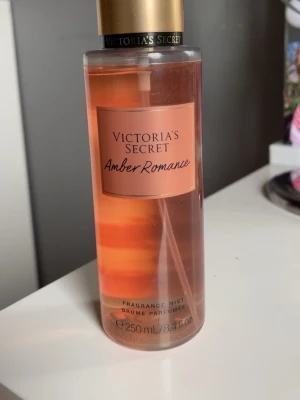 Victoria's Secret Amber Romance mist - Fragrance mist från Victoria's Secret i doften Amber Romance. 250 ml. Knappt kommit till någon användning men en mycket god doft!✨💕