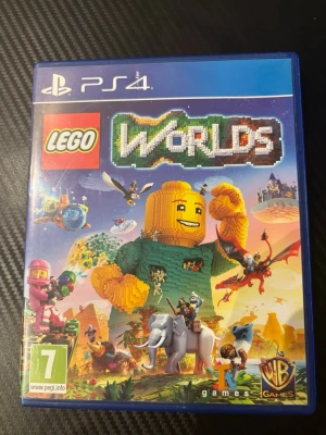 LEGO Worlds till PS4 - LEGO Worlds till PlayStation 4 är ett äventyrsspel där du kan bygga och utforska digitala LEGO-världar. Spelet kommer i ett blått plastfodral med färgglad omslagsbild och innehåller en Blu-ray-skiva. Perfekt för dig som gillar kreativitet och frihet i spel.