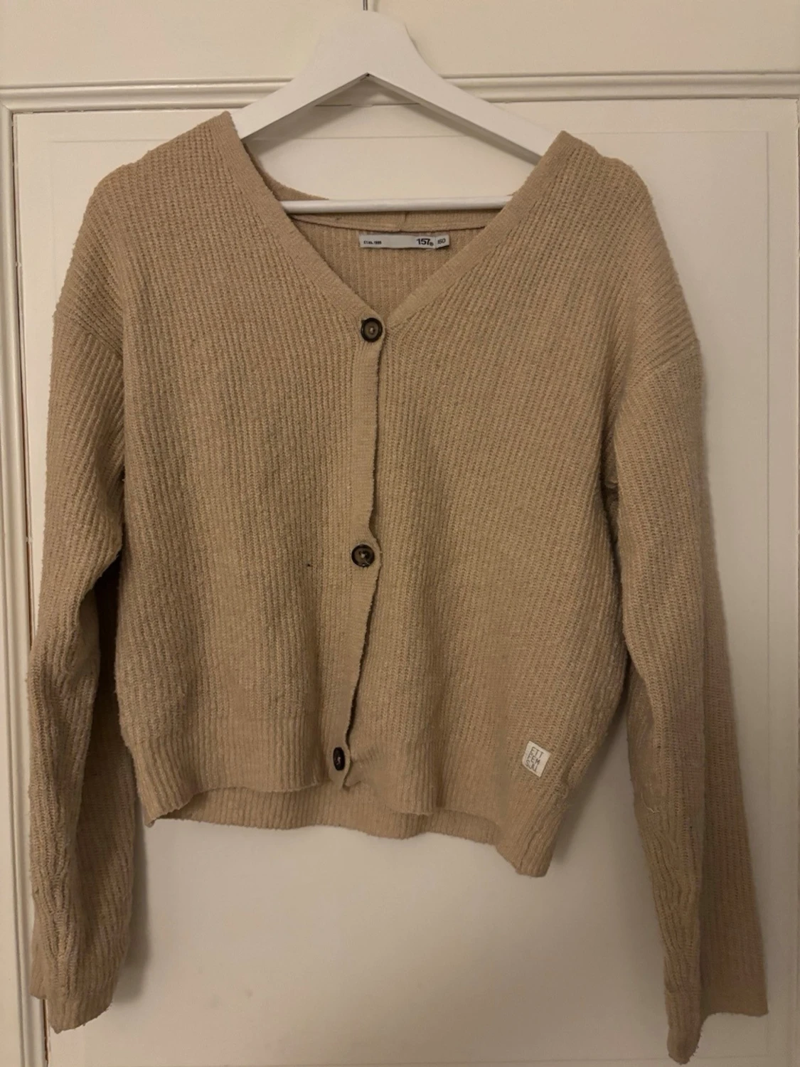 Beige ribbstickad kofta