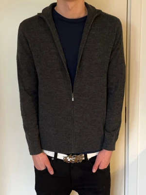 Merino full zip - Säljer en grå full zip i 100% merinoull från Lawrence Grey. Den är i mycket bra skick utan defekter. Passar ca 175