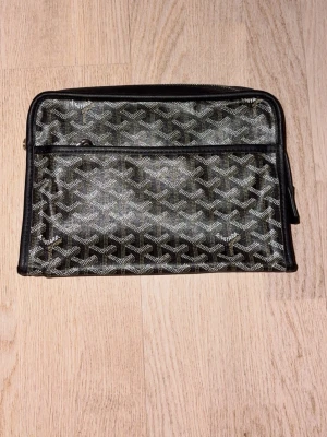 Svart väska - Köpt i spanien.