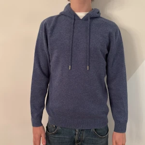 Kashmir och merino ull hoodie - En skitsnygg hoodie i Kashmir och merino ull blandning i en snygg blå färg🌟. Snörerna är justerbara. Modellen på bilden är 180. Den är bara testad aldrig använd. Hör av dig vid minsta intresse eller minsta fundering🙌