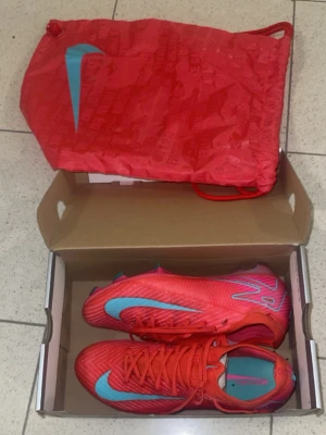 Nike Elites  - Helt nya Nike Elite fotbollsskor storlek 39 Som kommer med påsen. Skriv för mer bilder!