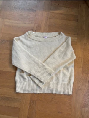 Off shoulder tröja🫶🏼 - Mysig ljusbeige stickad tröja med rund halsringning och långa ärmar. Tröjan har breda ribbstickade muddar vid ärmslut och nederkant. Perfekt för lager-på-lager och enkel att matcha med olika outfits.