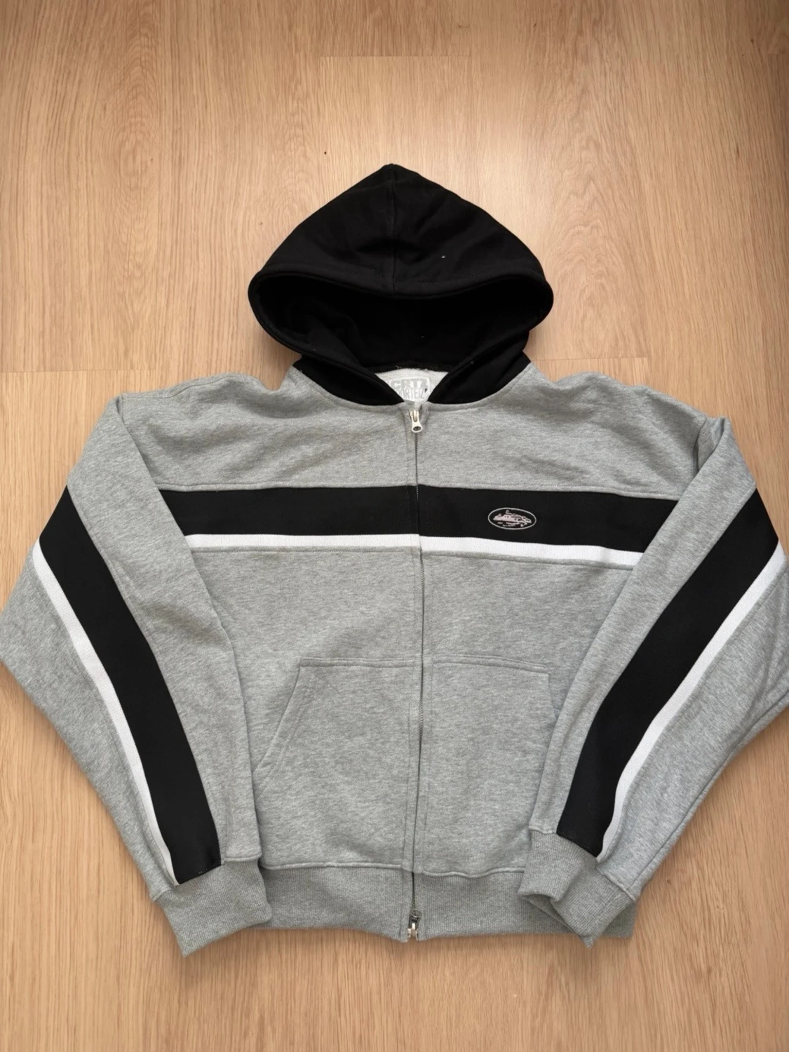 Grå och svart hoodie från CRT Corteiz