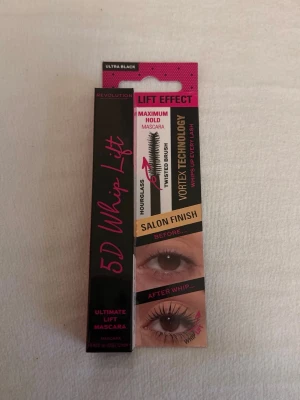 Revolution 5D Whip Lift Mascara Ultra Black - Mascara från Revolution i färgen Ultra Black. 5D Whip Lift ger maximal volym och lyft med en timglasformad, tvinnad borste och vortex-teknologi som separerar och lyfter varje frans. Snygg svart och rosa förpackning med tydliga instruktioner.