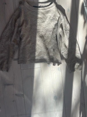 Beige stickad tröja från 157 - Mysig beige stickad tröja från 157 med rund halsringning och långa ärmar. lite nopprig men annars fin❣️