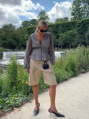 Adoore blus  - Supersnygg svartvit rutig blus med ballongärmar. Blusen är ifrån Adoore och är aldrig använd (obruten förpackning, se bild 3) då jag beställde två olika storlekar. Ganska liten i storleken då den ej har någon stretch. Ordinarie pris: 1300kr 