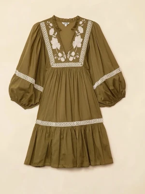 Ny! Olivgrön klänning med broderi - Super fin! Olivgrön kortklänning med vidd i ärmarna och vita broderade blommor vid halsringningen. Klänningen har volang nertill, markerad midja och dekorativa banddetaljer. Perfekt för dig som gillar bohemisk stil. Den är i bomull, aldrig använd men något skrynklig då den legat i påsen med ”utsorterade kläder” nypris 900;-