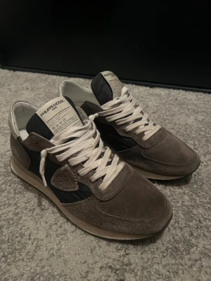 Philippe Model Runners - Snygga sneakers från Philippe Model i unik colorway! Lite små defekter på sulan som släppt litegrann bak på skorna men ingen stor grej! Skriv vid funderingar👍 