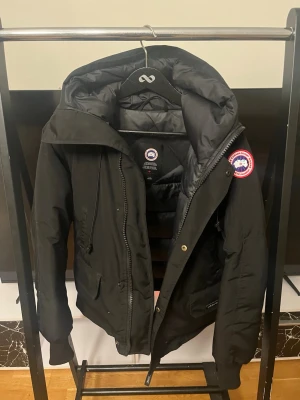 Svart dunjacka från Canada Goose - Svart canda goose jacka, bra för kalla vintrar och varm,använd några gånger. Skickas enorm 1-2 dagar