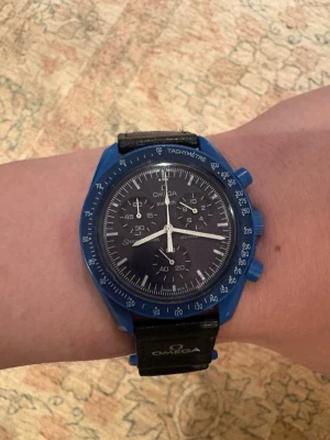 Omega moonswatch blå - Säljer en sjukt snygg omega. Bra skick men har några små repor på glasen som knappast syns. Bara att höra av dig vid frågor!