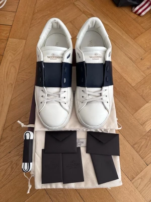 Valentino open navy - Riktigt fräscha navy opens i storlek 42 och väldigt fint skick. Skorna är knappt använda vilket man kan se på bilderna. Allt og medföljer; Box, två dustbags, extrasnören och kort från valentino. Skorna är självfallet äkta och det är bara att höra av sig vid frågor eller intresse!