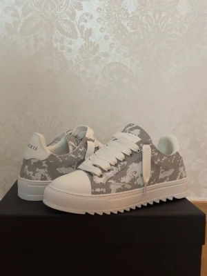 Gråvita sneakers från Numeris - Ett par asfeta sneakers från Numeris! Dem är helt oanvända utomhus bara testats inomhus ett fåtal gånger. Säljer dem pga att dem tyvärr inte passar mig. Storlek 42. Kom dm vid fundering och intresse 👍🕺
