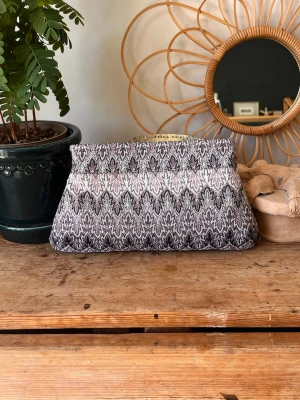 Missoni liknande clutch - Handgjord clutch med innerfoder och en magnetisk stägning🌸 Gjord på återvunnet material!!  📐Bredd 27cm, höjd 15cm