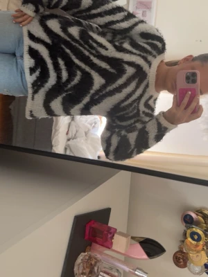Zebramönstrad fluffig tröja - En jättefin stickad zebrig tröja🥰