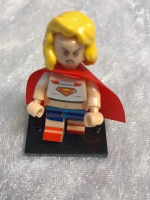 superhjälte mini figurer - Säljer  minifigurer inspirerade av superhjältar. Ena figuren har blont hår, röd cape och Supergirl-tryck på överkroppen. Den andra har röd hjälm, blå och röda detaljer samt stjärna på bröstet. Perfekt till samlingen eller lek. 49kr/st , 3 år +