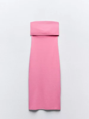 Rosa axelbandslös klänning från Zara - Trendig rosa axelbandslös klänning från Zara i en rak, figurnära modell. Klänningen har en enkel och stilren design med bred kant upptill och är tillverkad i ett mjukt material som ger en snygg passform. Perfekt för dig som vill sticka ut med färg.