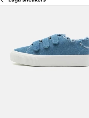 Blå denim sneakers med kardborre - Snygga sneakers i blått denimtyg med tre kardborreband och vit gummisula. Skorna har en klassisk låg profil och passar perfekt till en avslappnad streetwear-look. Materialet är slitstarkt tyg och sulan är räfflad för extra grepp.