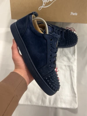 Louboutin skor - Säljer ett par marinblåa loubs i fint skick. Storlek: 42 Skick: 9,2/10 Färg: Marinblå 📦 Ingår: Allt OG-Box,dustbag 💰 Pris: 3199 kr Alla spikar finns kvar Snabb affär prioriteras – seriösa bud välkomna. Skriv gärna för fler bilder eller frågor.