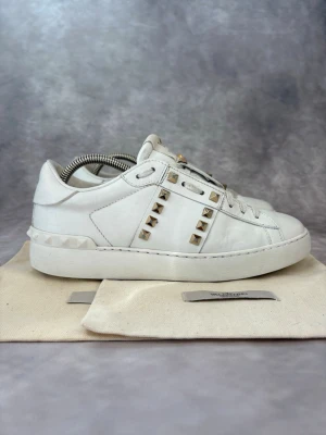 Valentino Rockstud Skor - Stl 38  - Fina Valentino skor i vitt med guld nitar, perfekt till våren och sommaren! 🌷🏖️ | Mycket bra skick: 9,3/10 | Storlek: 38  | Ingår: Endast Skorna | Nypris: Ca 5500kr | Självklart äkta. Hör av dig vid frågor // Galgen 🫡